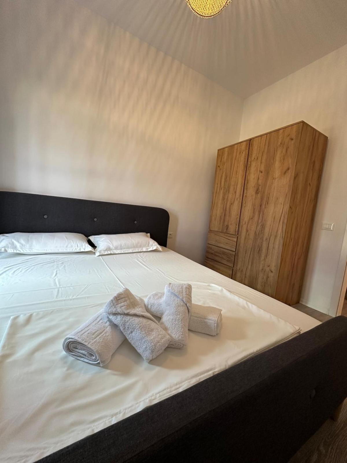 Sunflower Apartment Tirana Buitenkant foto
